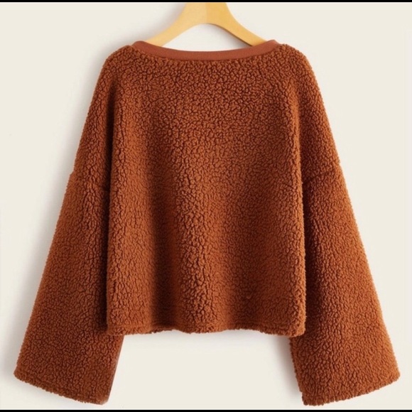 ⭐️3/ for 30$ ⭐️V-neck bell sleeve teddy sweatshirt - Picture 2 of 4